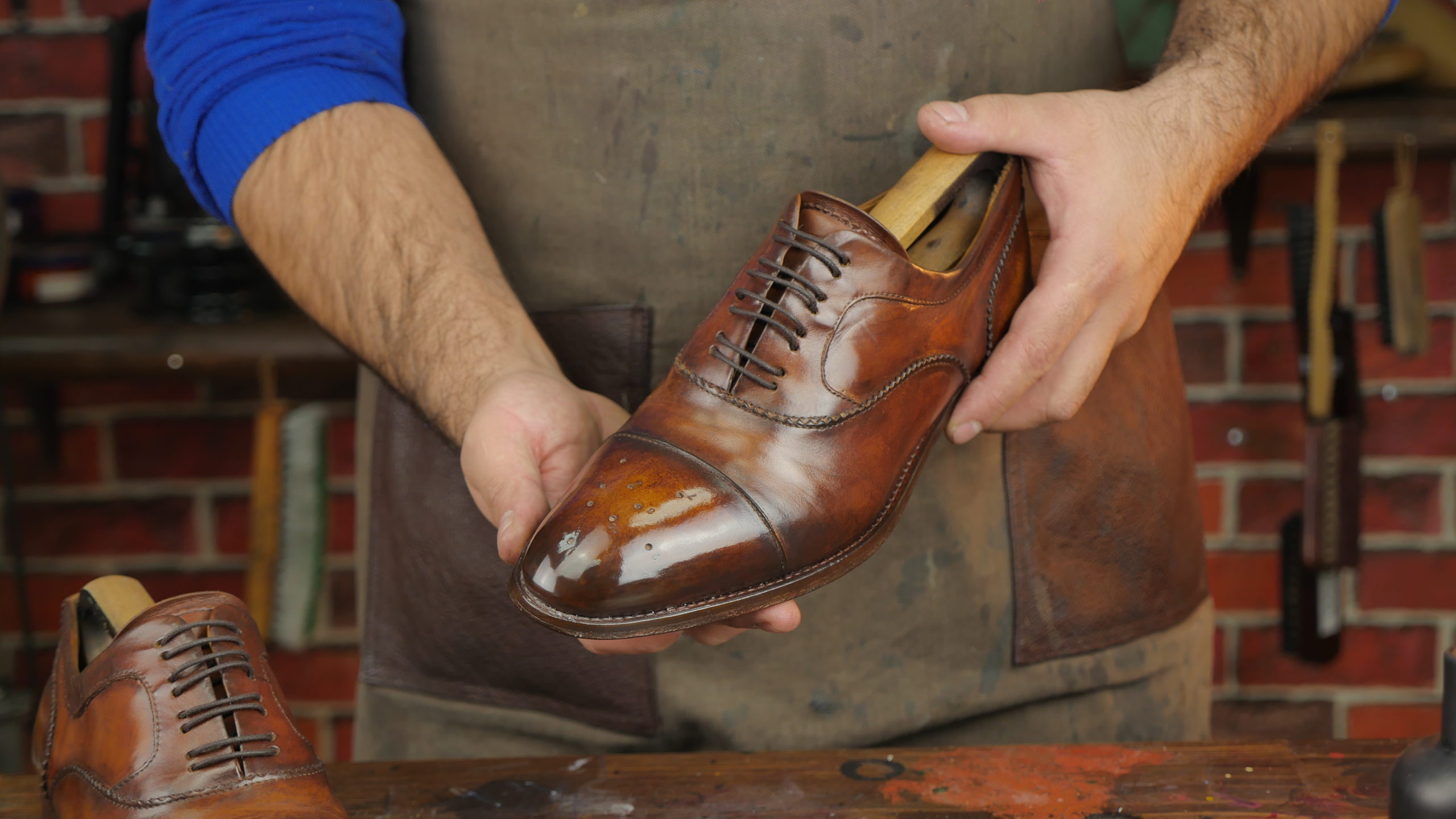 Качественный ремонт обуви. Реставратор обуви. Обувная мастерская. Мастер обуви. Починка обуви.